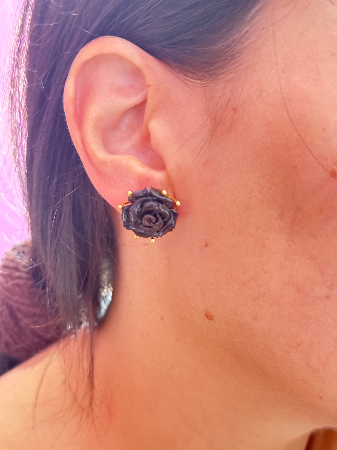 Orecchini “rosa nera” di corallo nero montato in argento galvanica oro