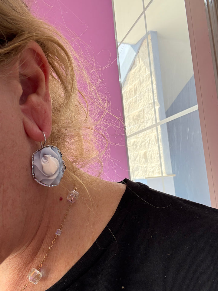Orecchini rose di cammeo montate in argento