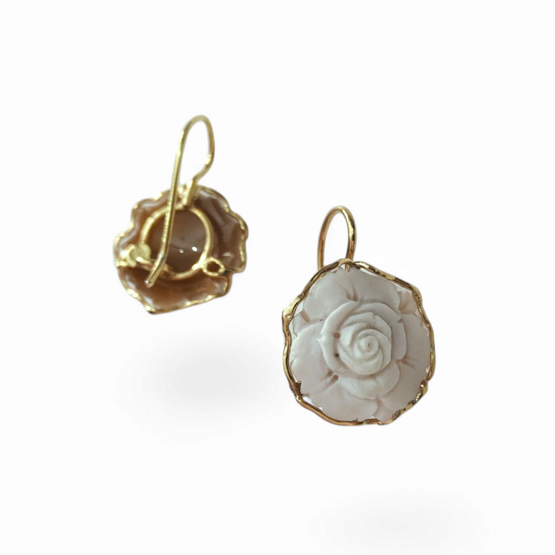 Rose earrings in sardonyx cameo mounted on silver