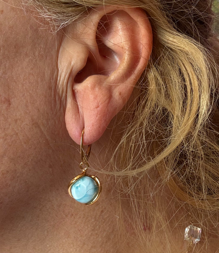 Orecchini sfera di Larimar montato in argento dorato