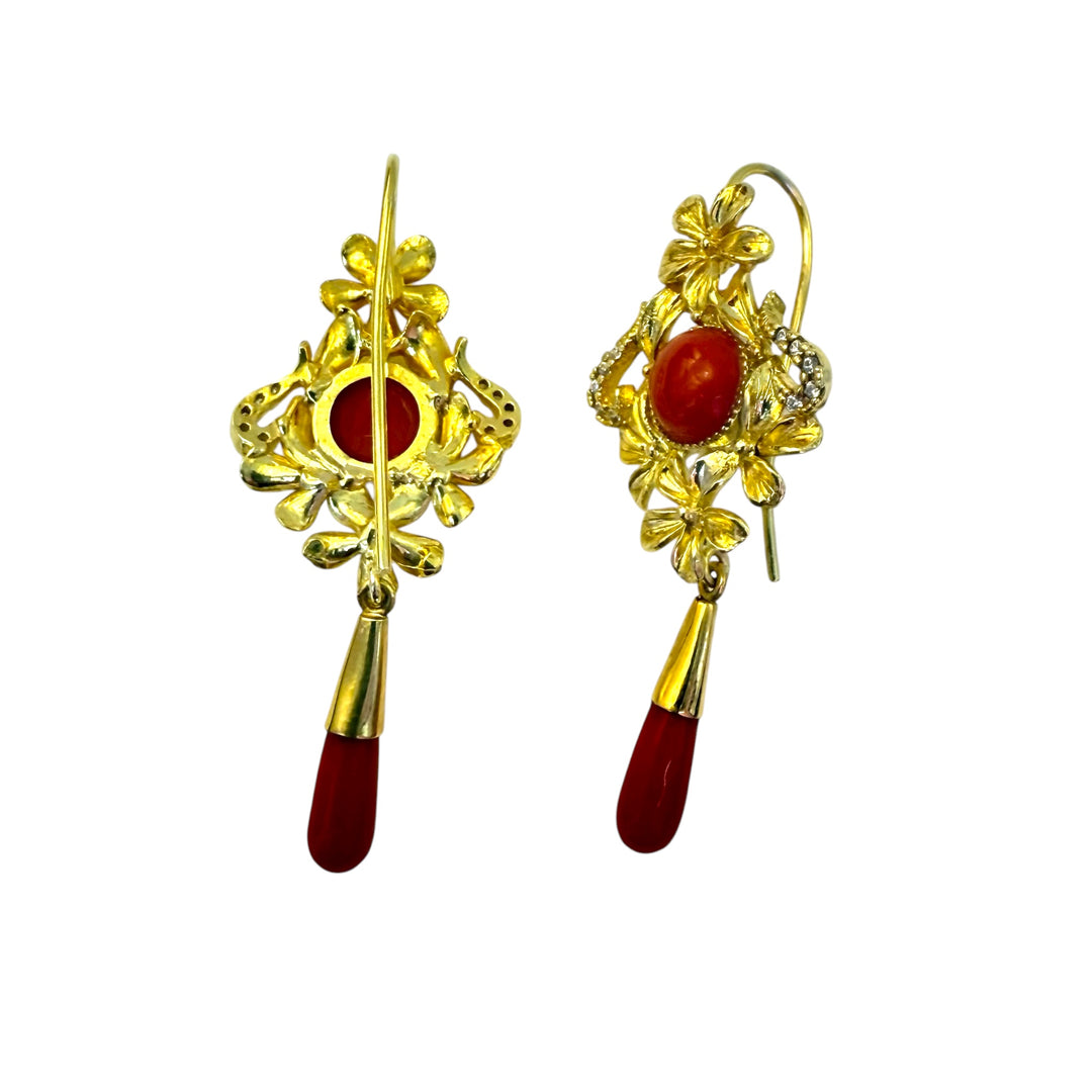 Orecchini Toppe Dorate di Corallo Rosso e Zirconi montati in Argento Dorato