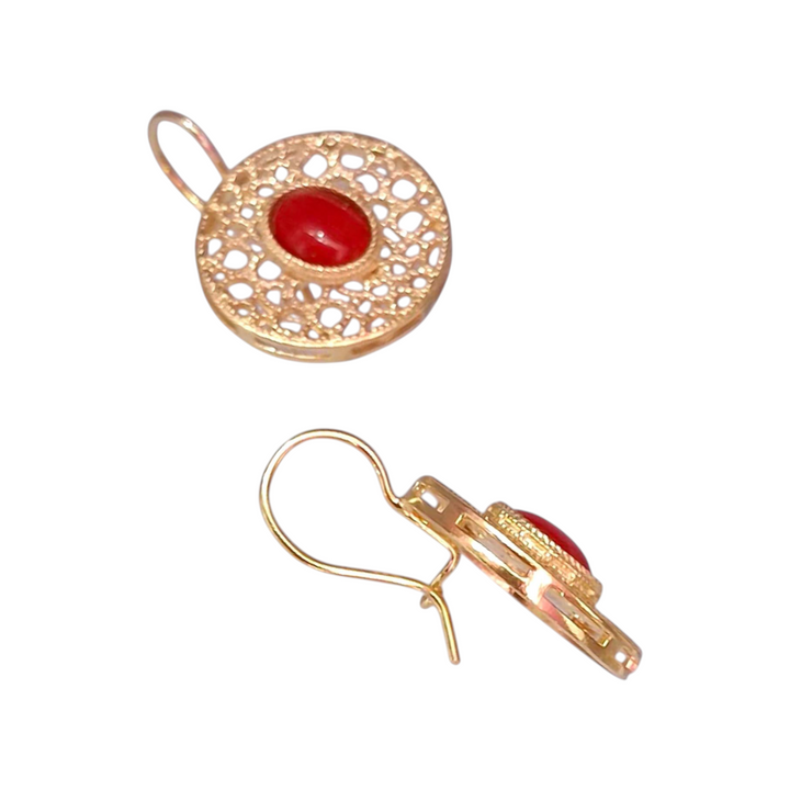 Orecchini toppe di corallo rosso montato su argento, lavorazione filigrana