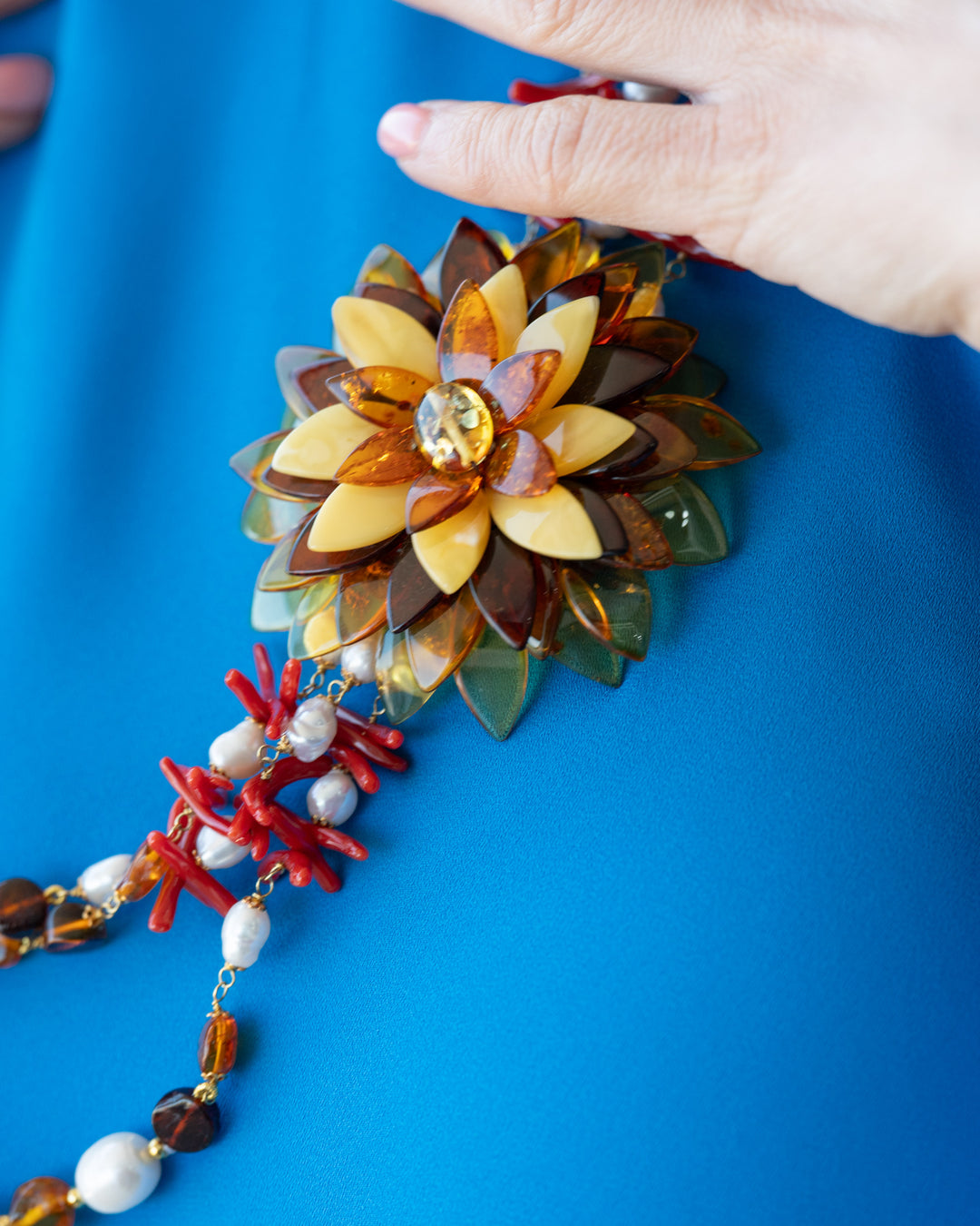 Collana "fiore ambra" montato su perle e corallo in argento