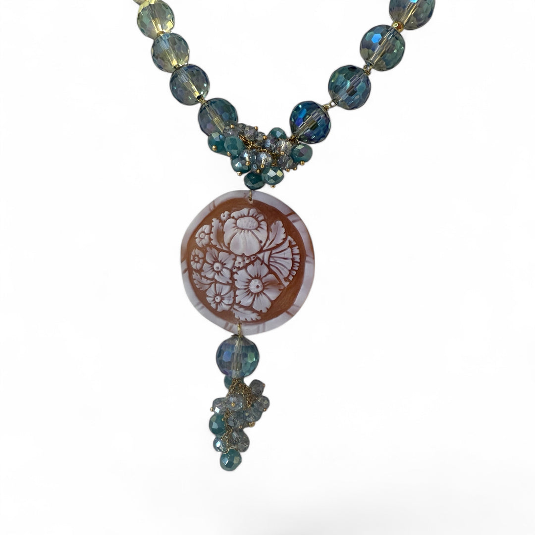 Collana fiore di cammeo sardonico e cristalli azzurri