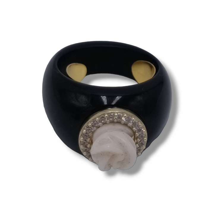 Anello rosa in corallo vero montata su agata nera