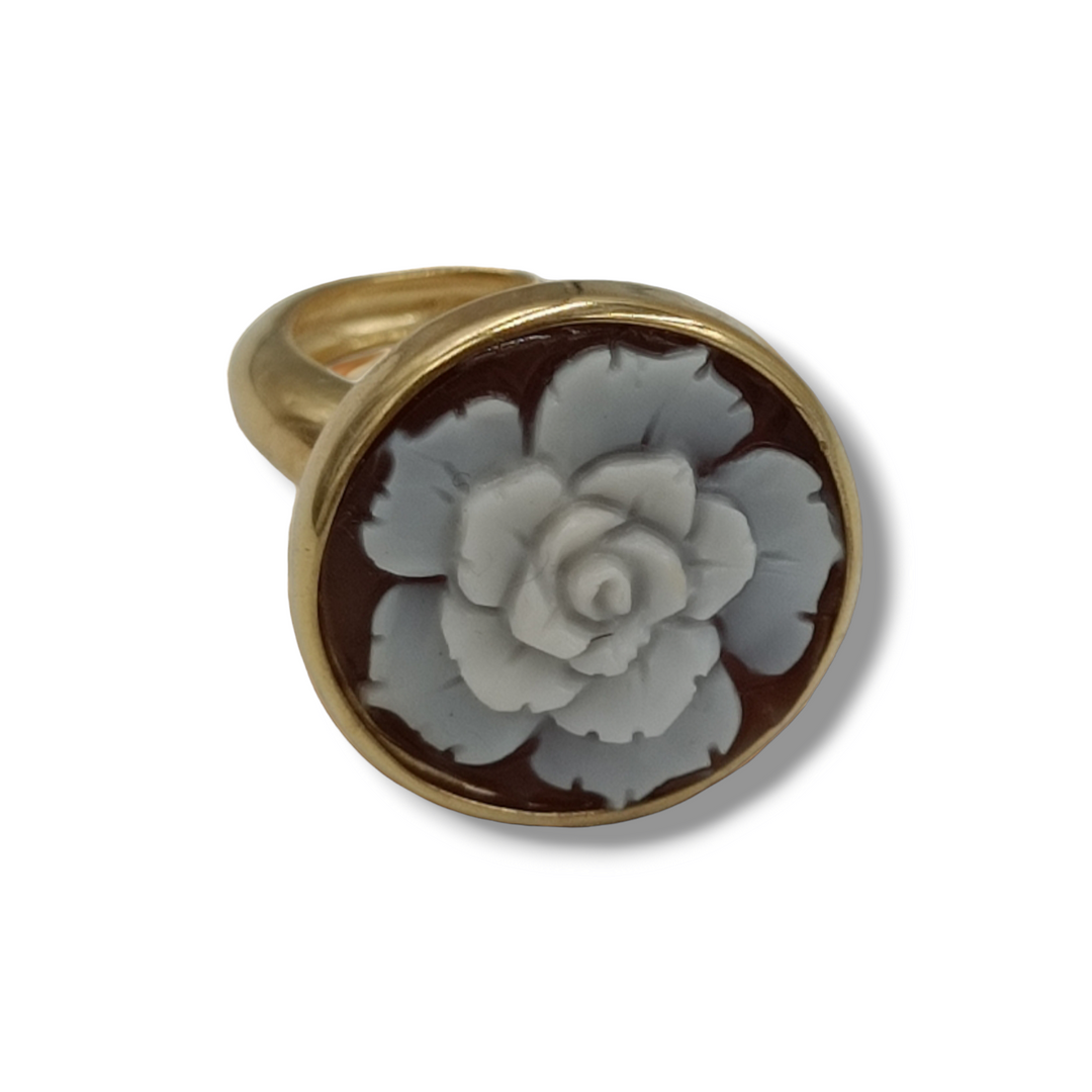 Anello rosa in cammeo montato su argento