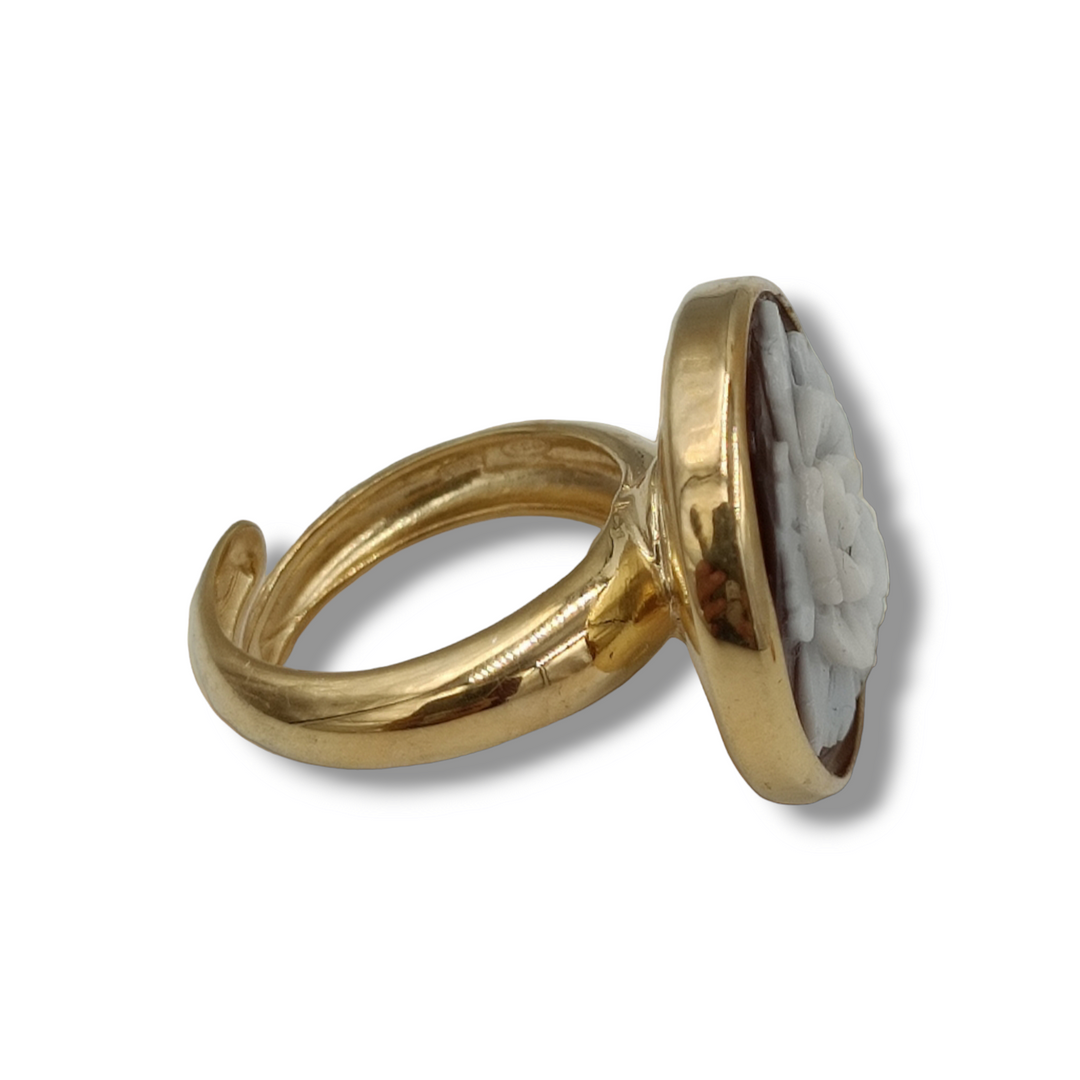 Anello rosa in cammeo montato su argento