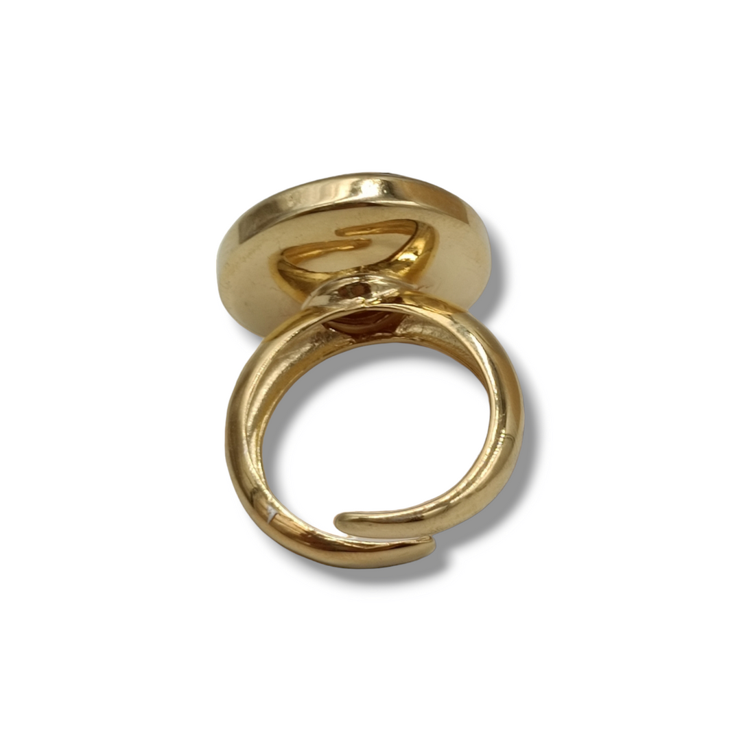 Anello rosa in cammeo montato su argento