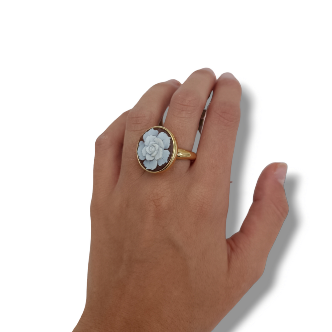 Anello rosa in cammeo montato su argento