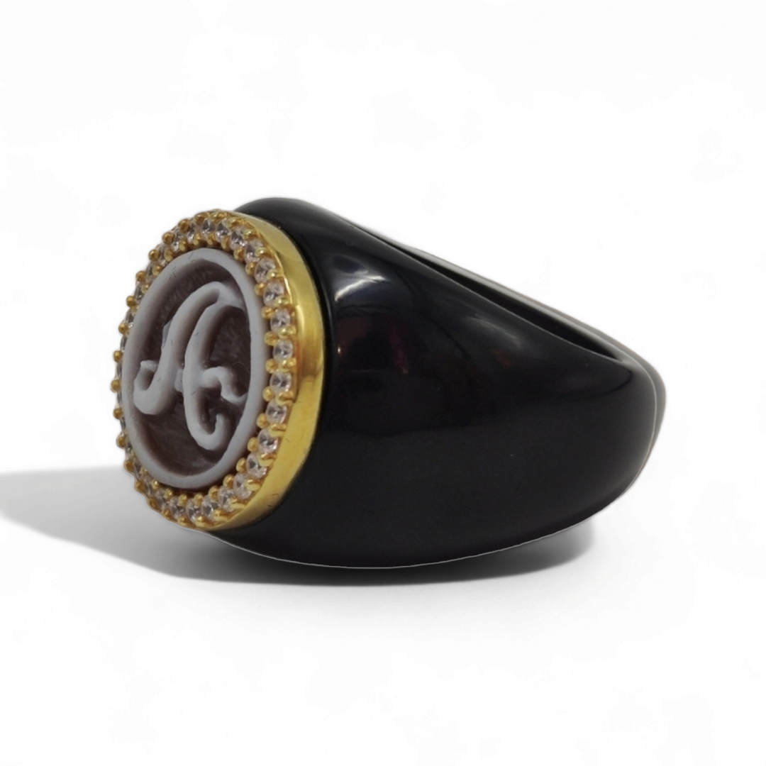 Anello iniziale personalizzato in cammeo montato su agata Lucia Vitiello Gioielli di Napoli