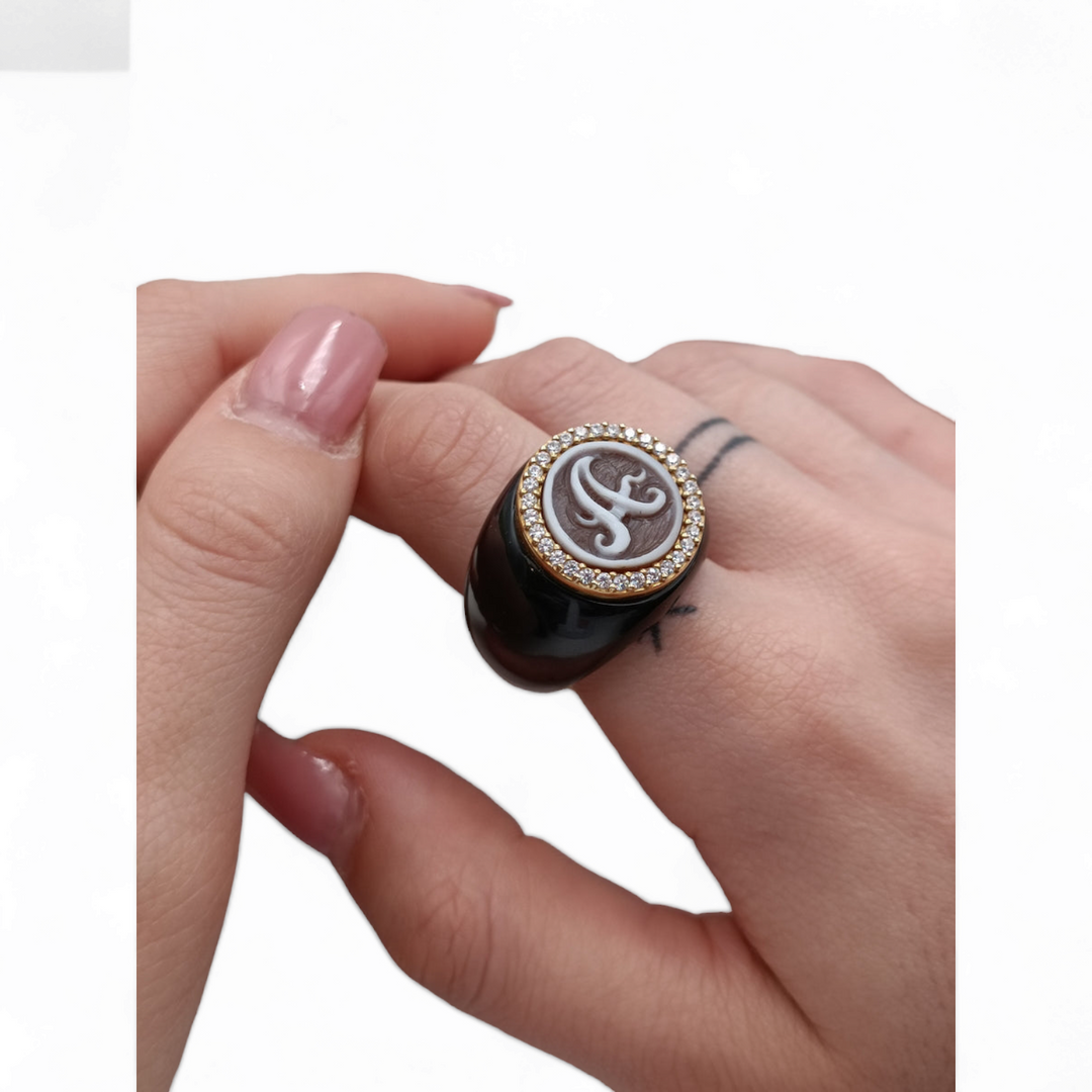 Anello iniziale personalizzato in cammeo montato su agata Lucia Vitiello Gioielli di Napoli