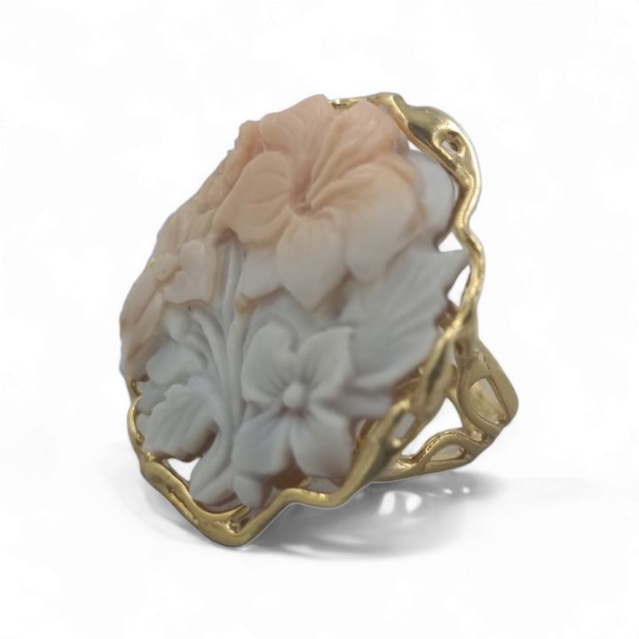 Anello fiore in cammeo montato su argento