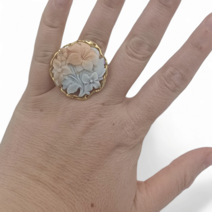 Anello fiore in cammeo montato su argento