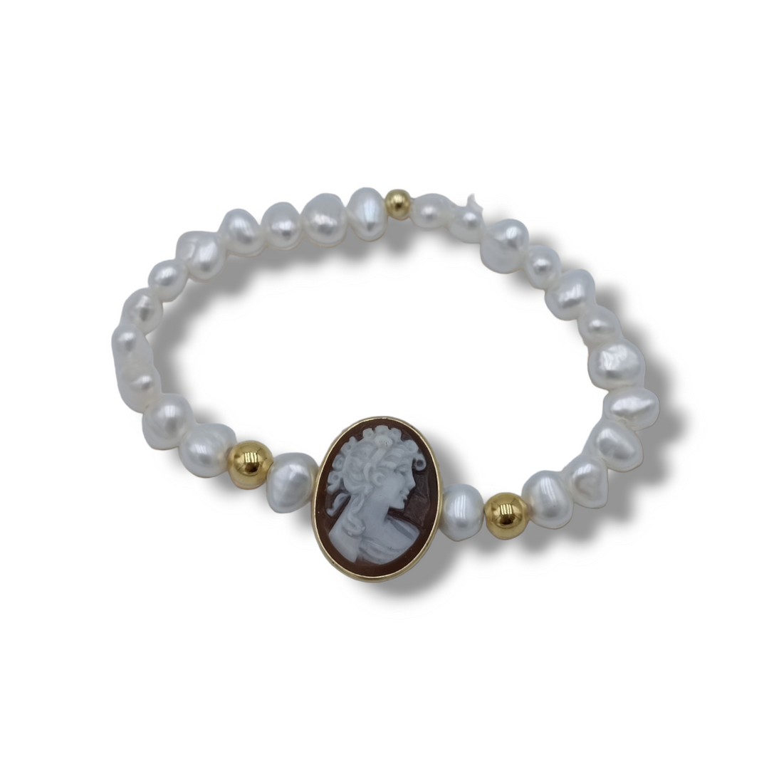 Bracciale dea in cammeo montato su perle e argento