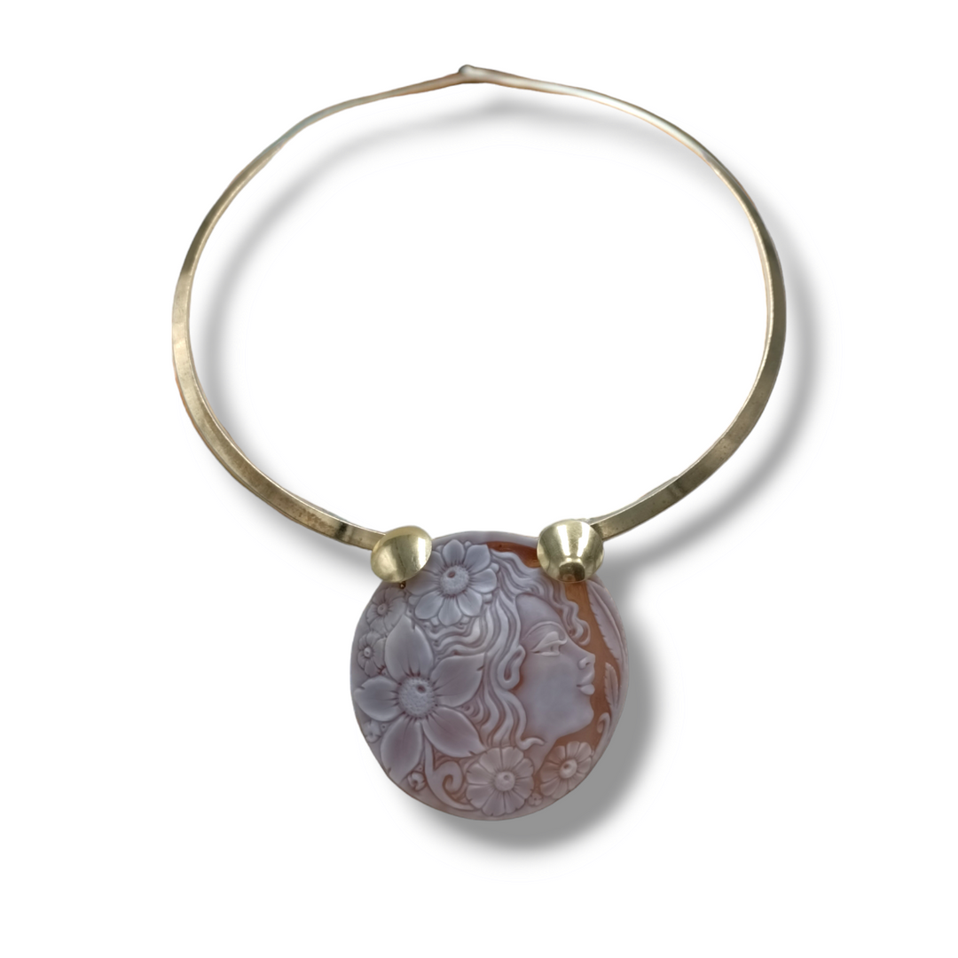Collana ciondolo dea Sasha in cammeo montato su argento