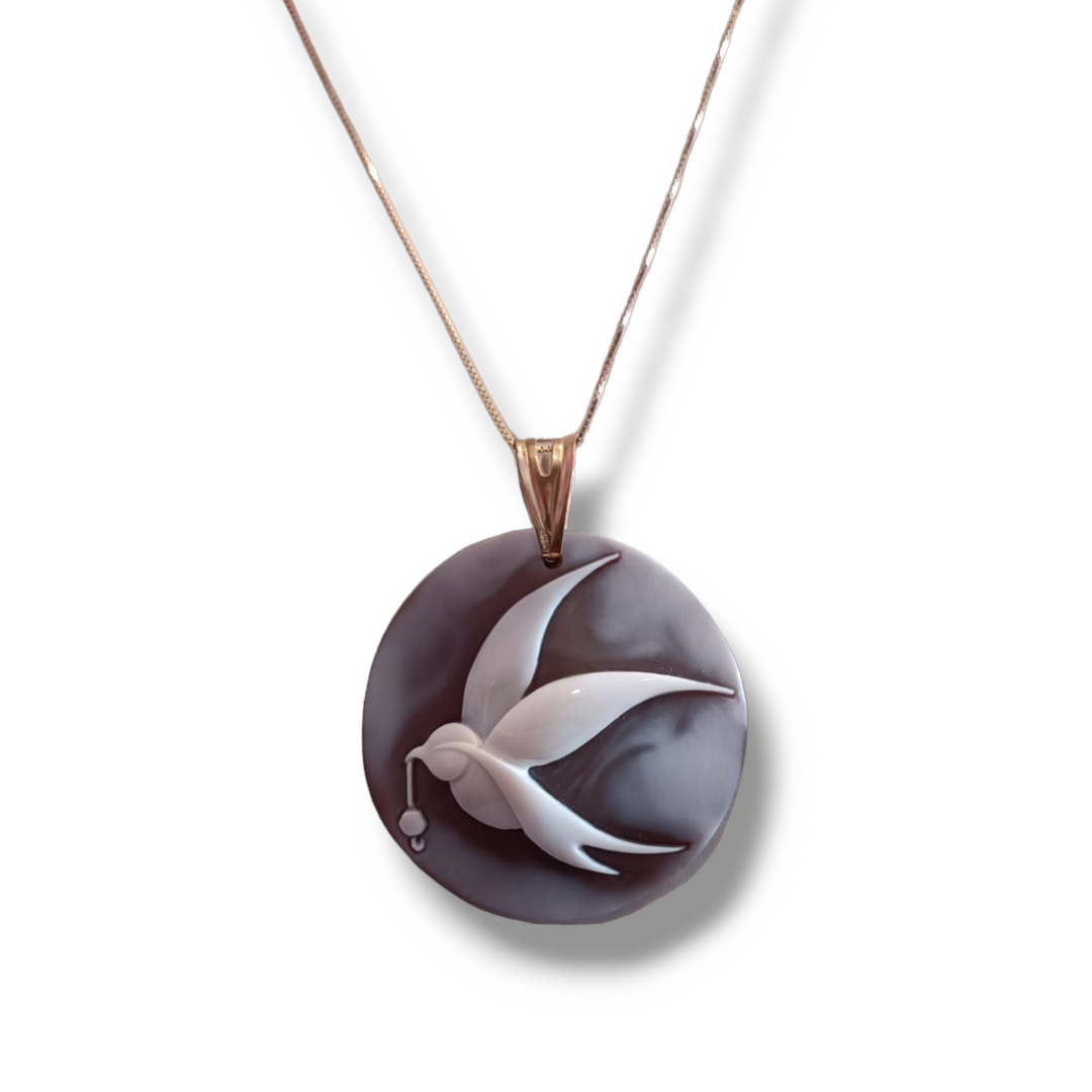 Collana ciondolo rondine in cammeo montato su argento