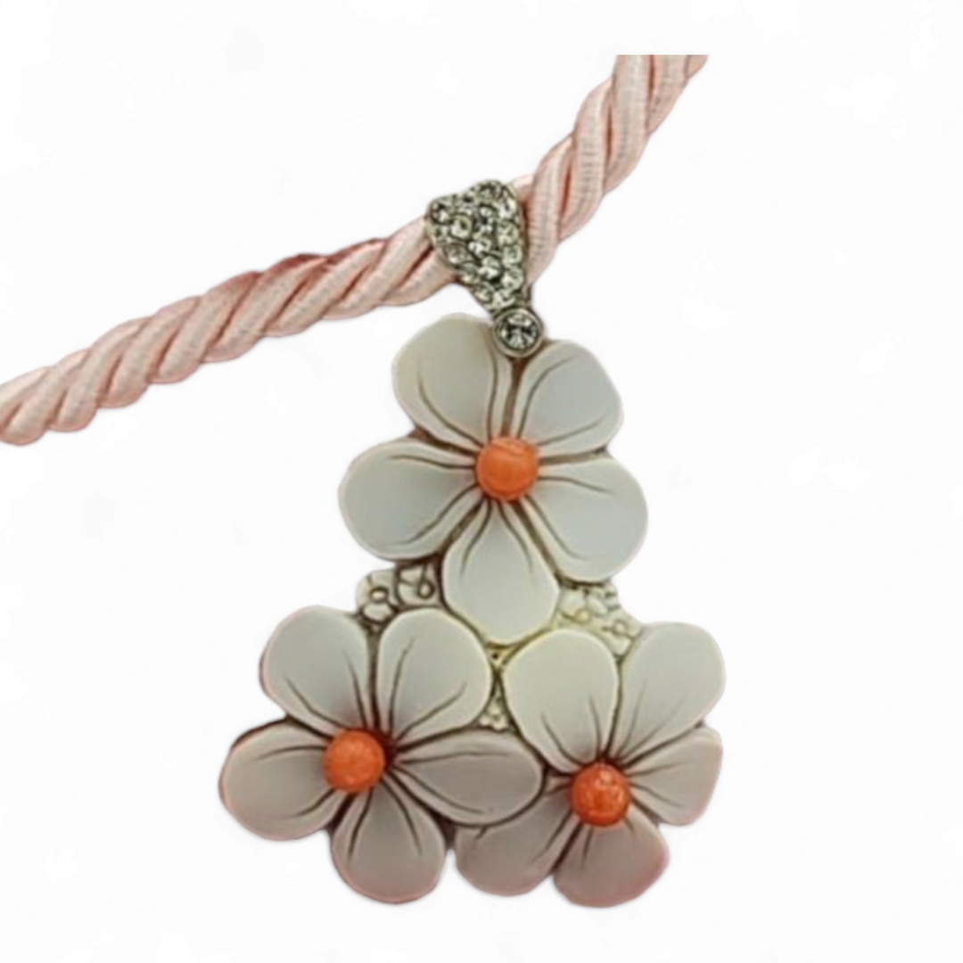 Collana ciondolo tris di fiori in cammeo montato su argento Lucia Vitiello Gioielli di Napoli
