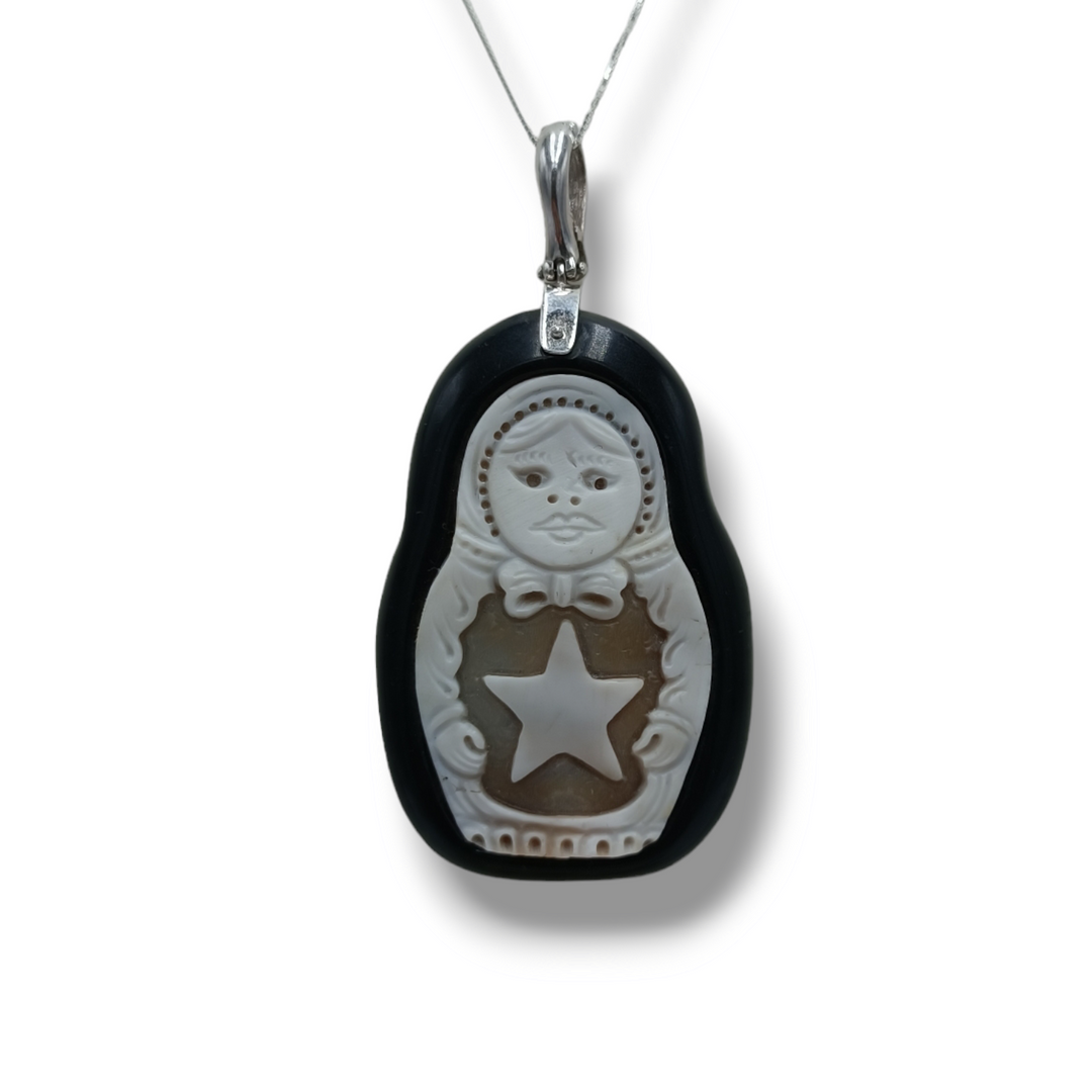 Collana ciondolo Matrioska in cammeo montato su agata