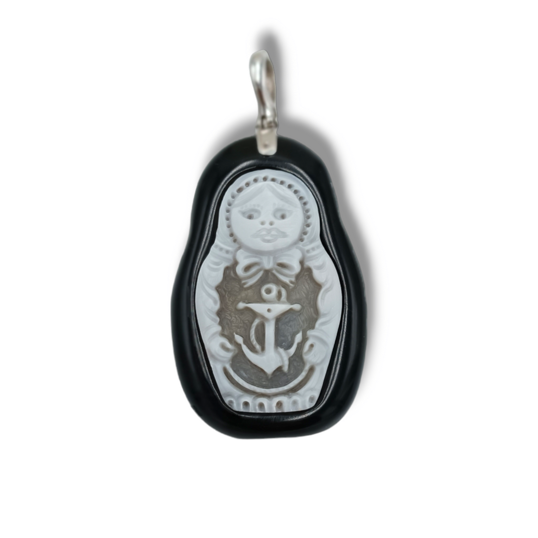 Collana ciondolo Matrioska in cammeo montato su agata