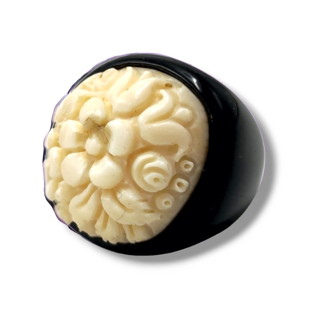 Anello in pasta di avorio montato su agata nera Lucia Vitiello Gioielli di Napoli