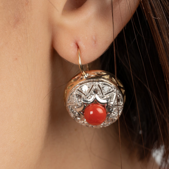 Orecchini su oro e corallo rosso