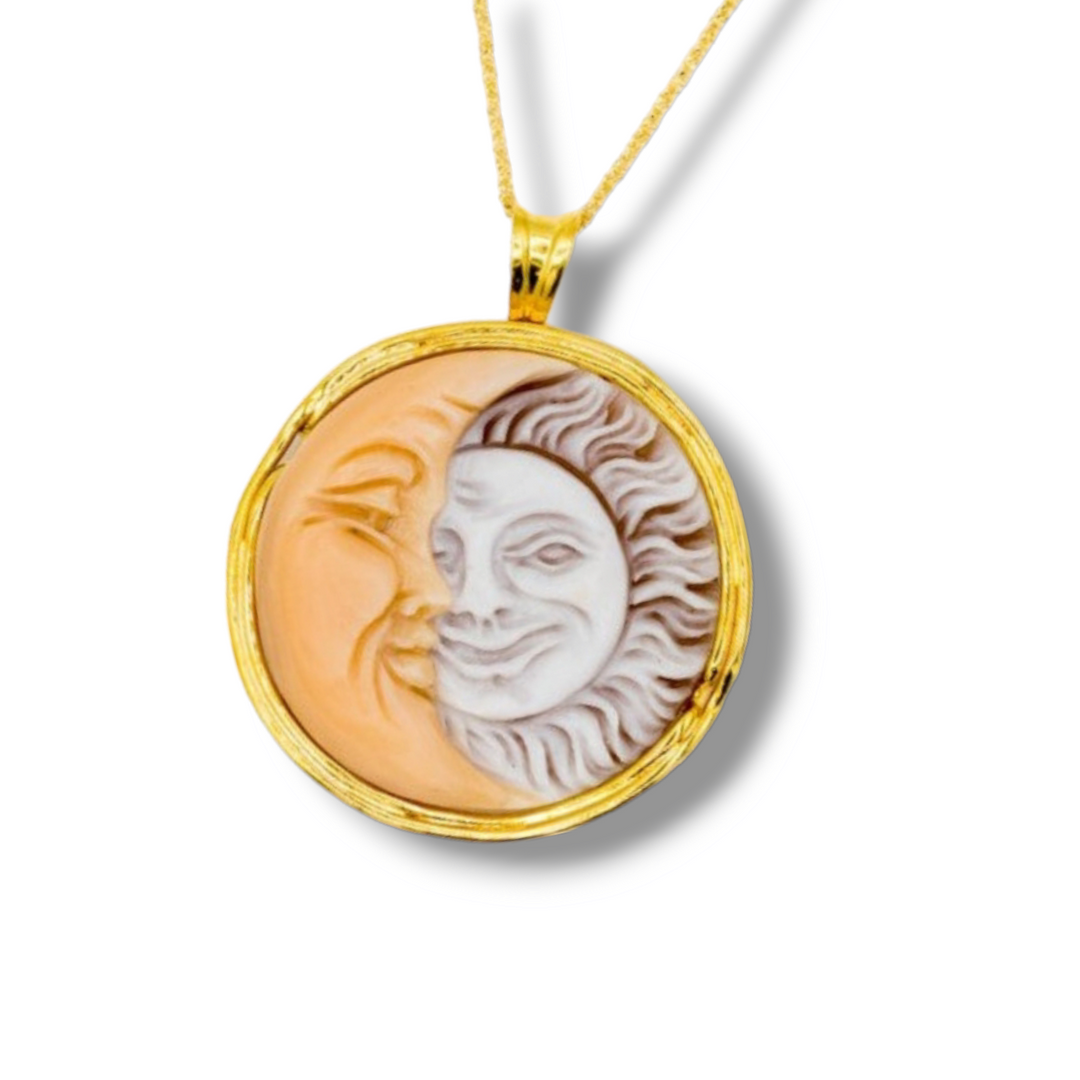 Collana ciondolo sole luna in cammeo montato su argento placcato oro Lucia Vitiello Gioielli di Napoli