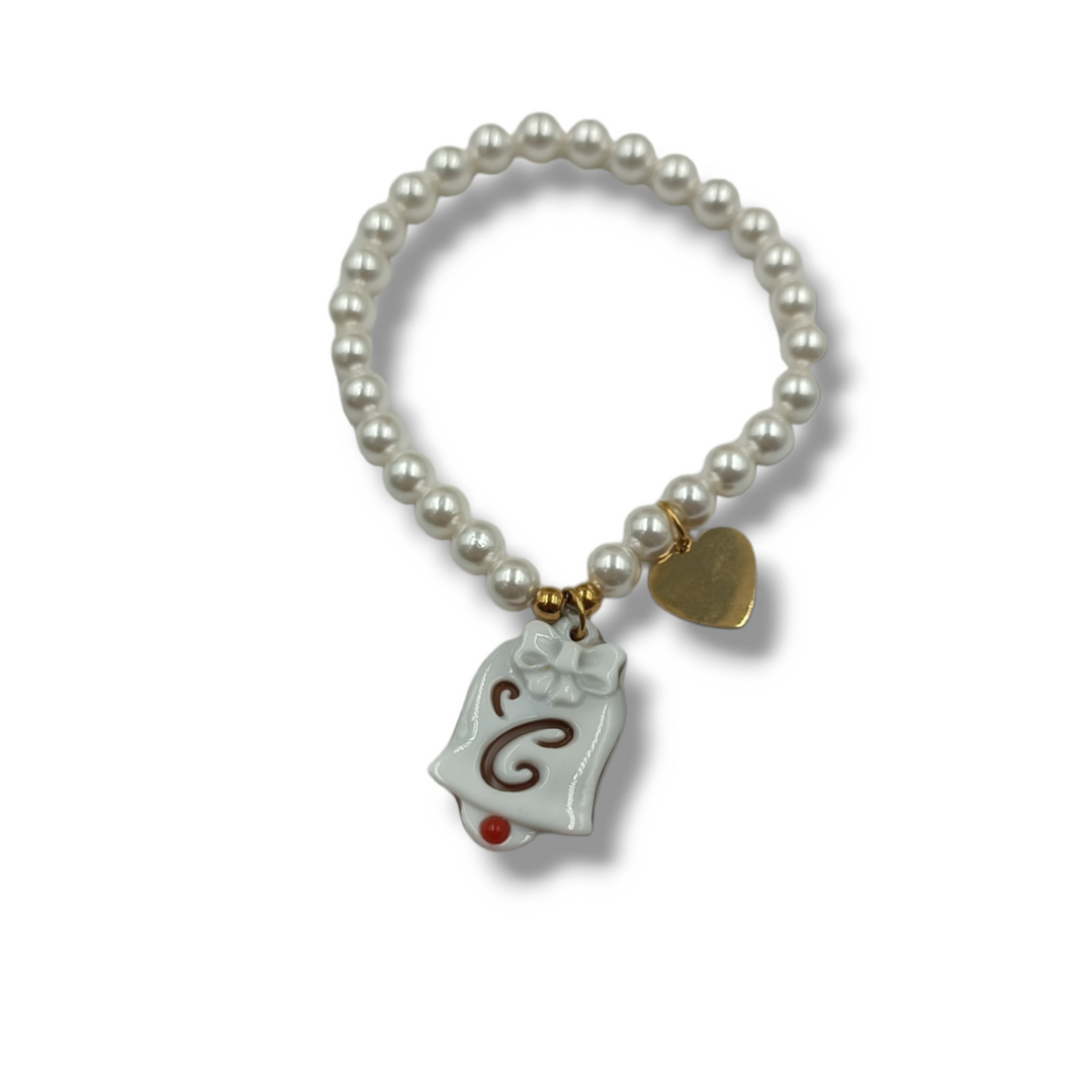 Bracciale campanella con lettera in cammeo montata su perle