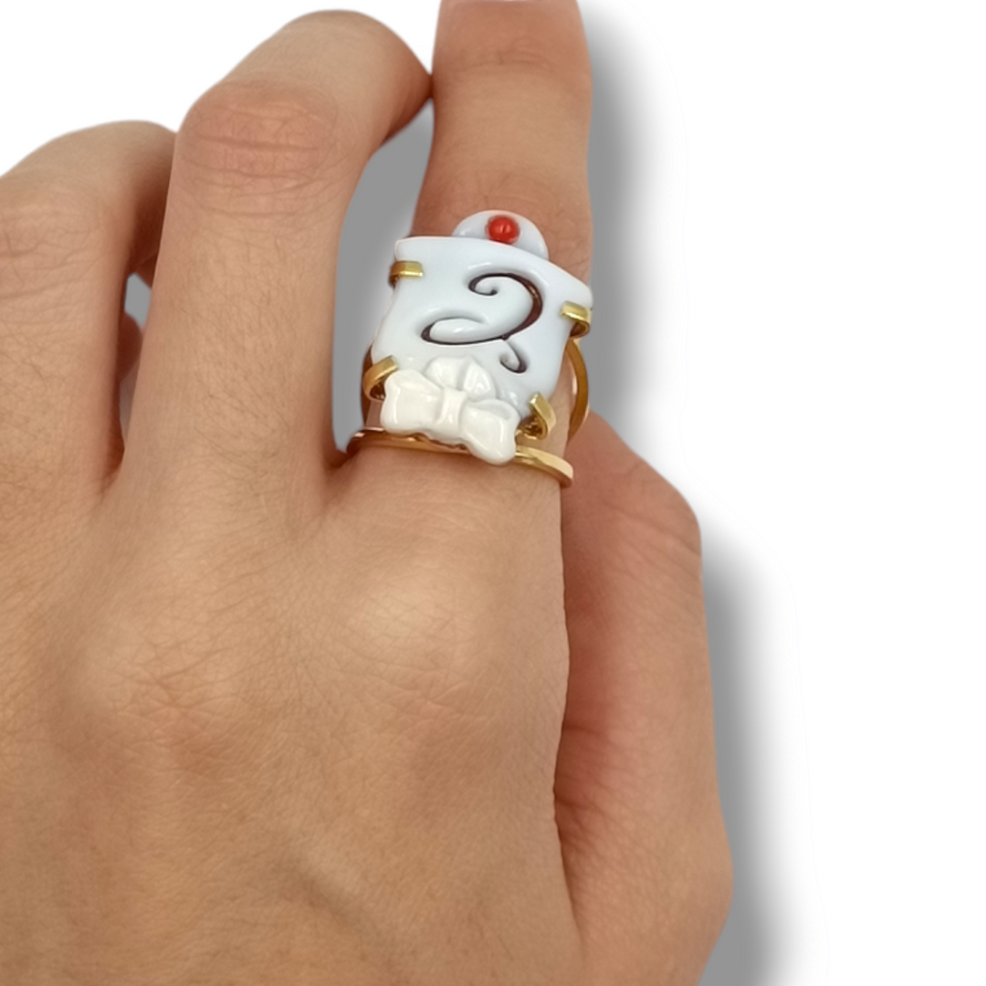 Anello campanella ed iniziale in cammeo montato su argento