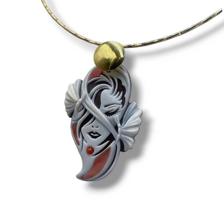"Enigma collection" pendants in cameo and mother of pearl mounted on silver