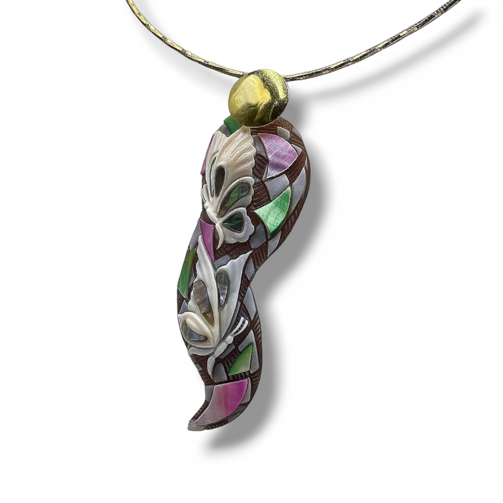 "Enigma collection" pendants in cameo and mother of pearl mounted on silver