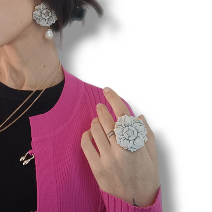 Anello dalia in cammeo sardonico montato su argento Lucia Vitiello Gioielli di Napoli
