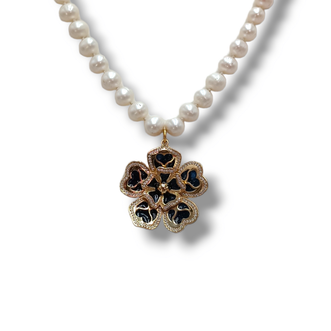 Collana fiore smaltato nero  in argento