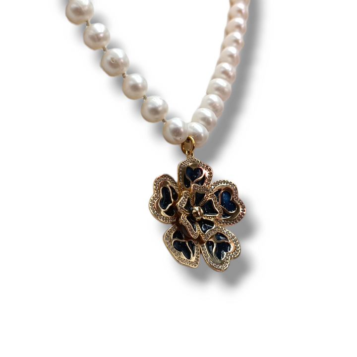 Collana fiore smaltato nero  in argento