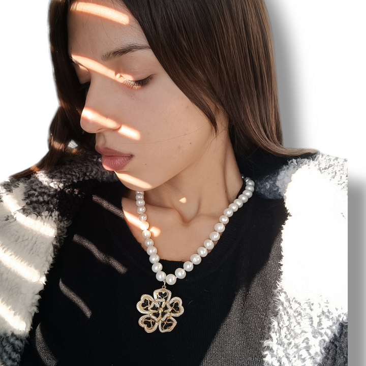 Collana fiore smaltato nero  in argento
