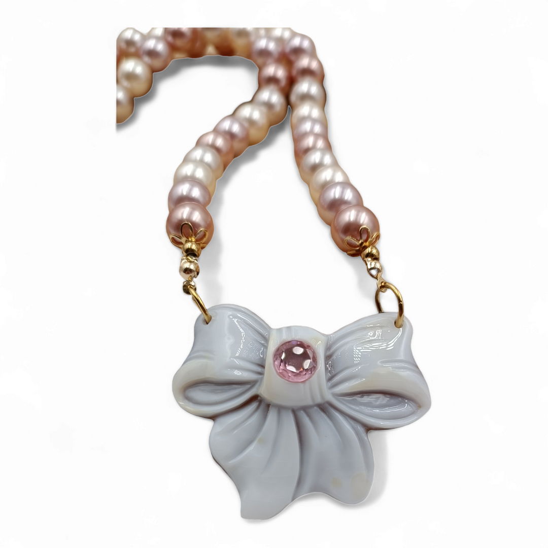 Collana ciondolo fiocco in cammeo montato su argento Lucia Vitiello Gioielli di Napoli