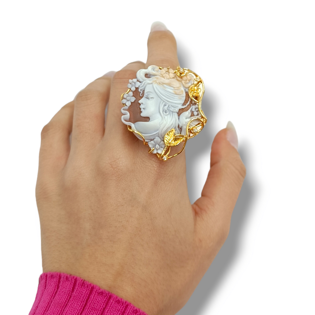 Anello dea in cammeo montato su argento