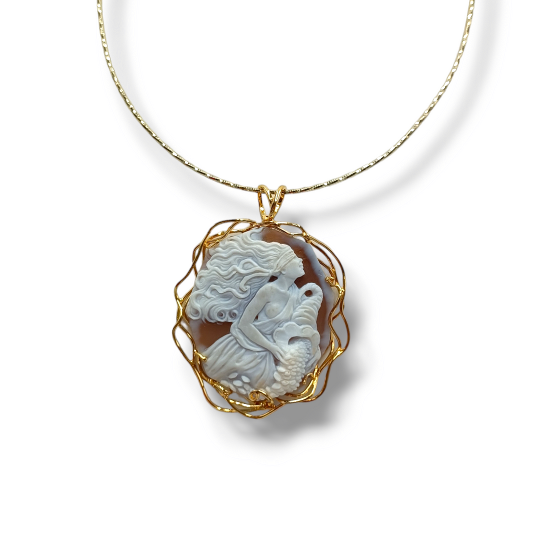 Collana ciondolo dea della fortuna in cammeo montata su argento Lucia Vitiello Gioielli di Napoli