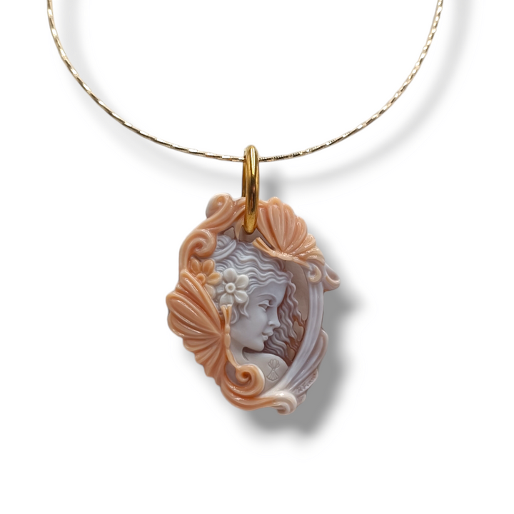 Goddess Isabella pendant in cameo mounted on silver