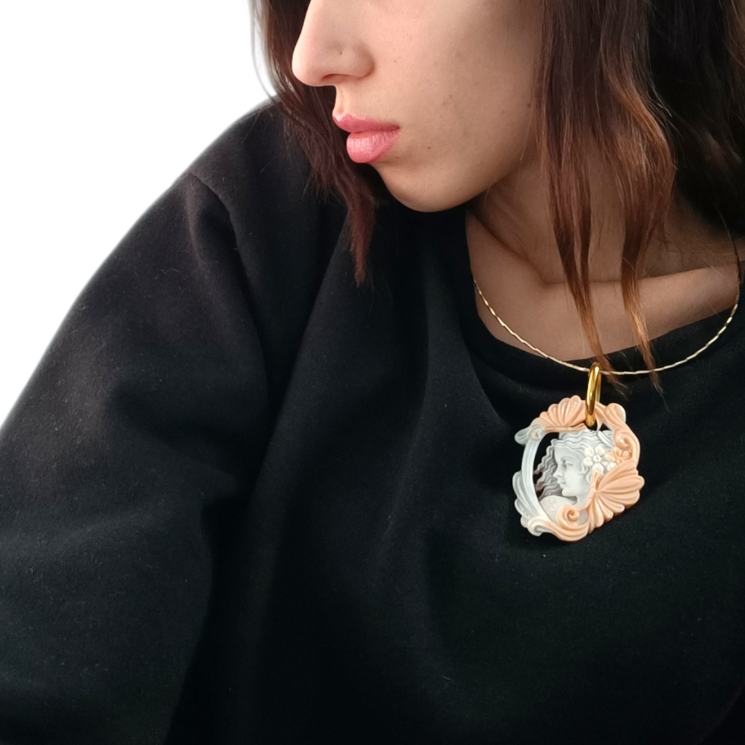Goddess Isabella pendant in cameo mounted on silver