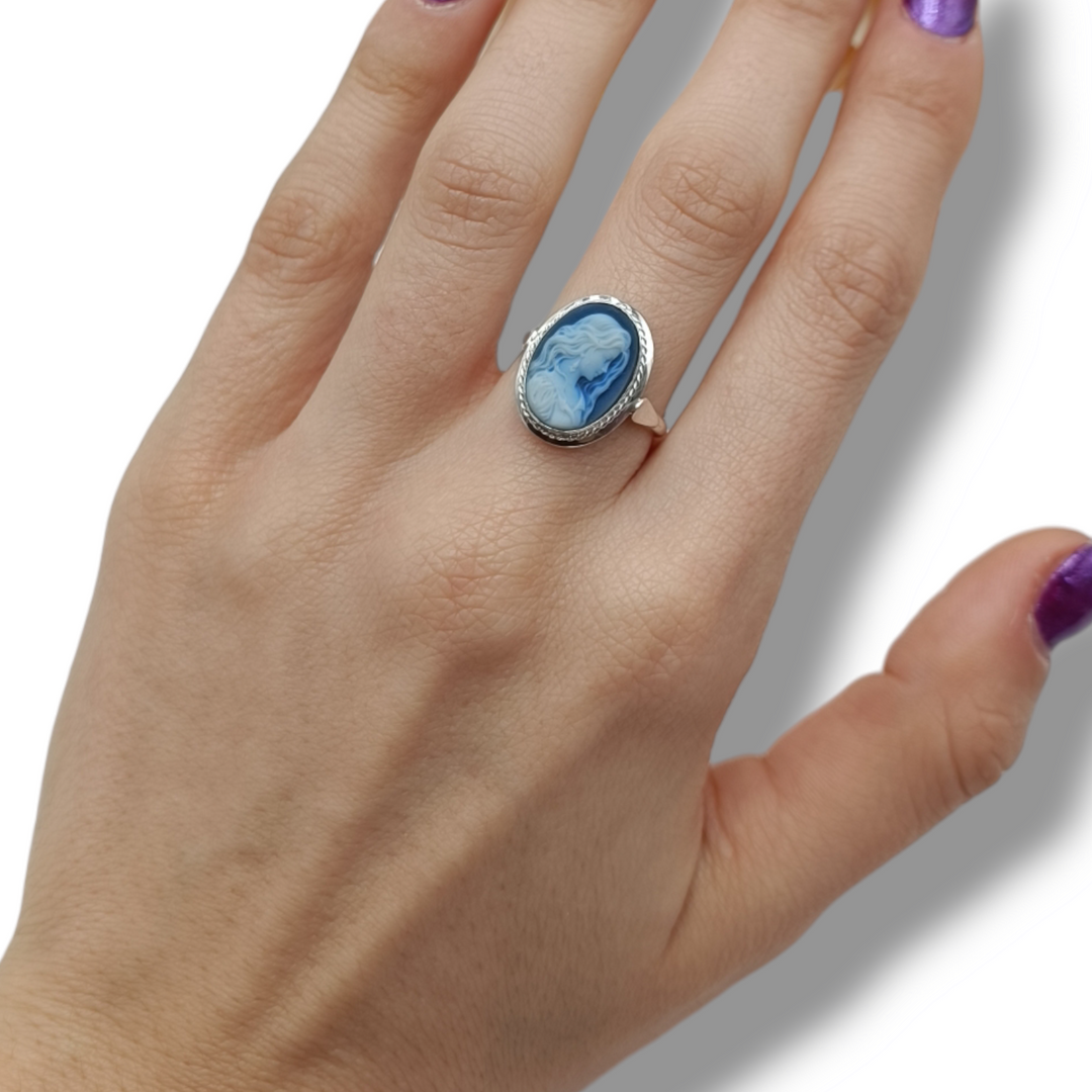 Goddess ring in blue agate and mounted on silver
