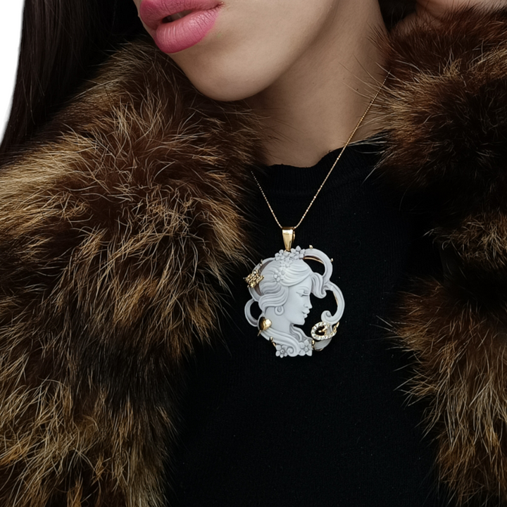 Collana ciondolo dea del mistero in cammeo montato su argento Lucia Vitiello Gioielli di Napoli