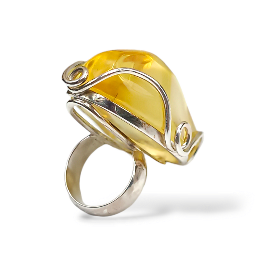 Anello in ambra gialla montato su argento