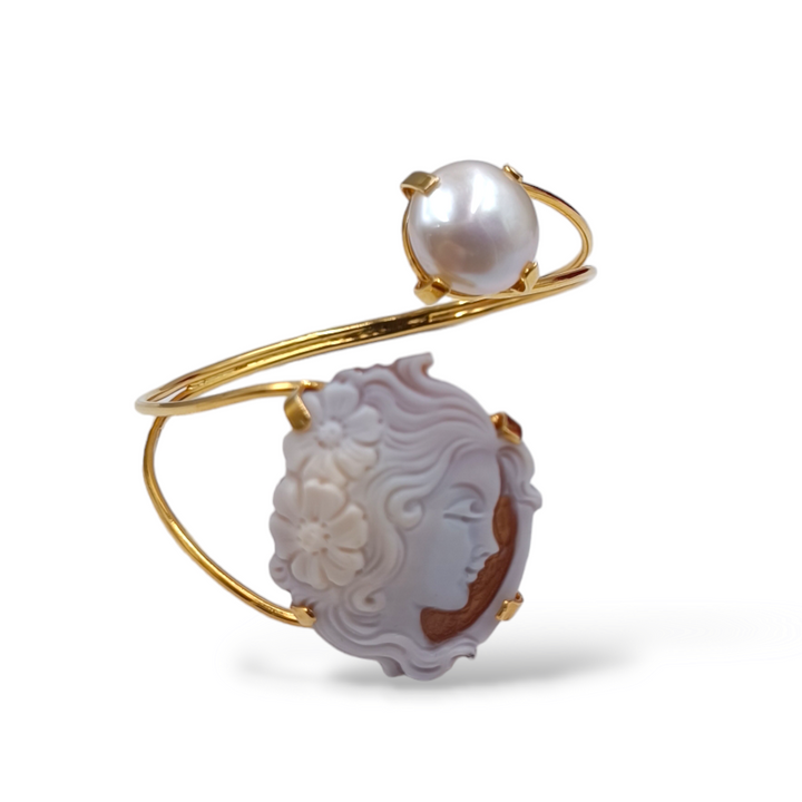 Goddess bracelet in cameo and pearl mounted on silver