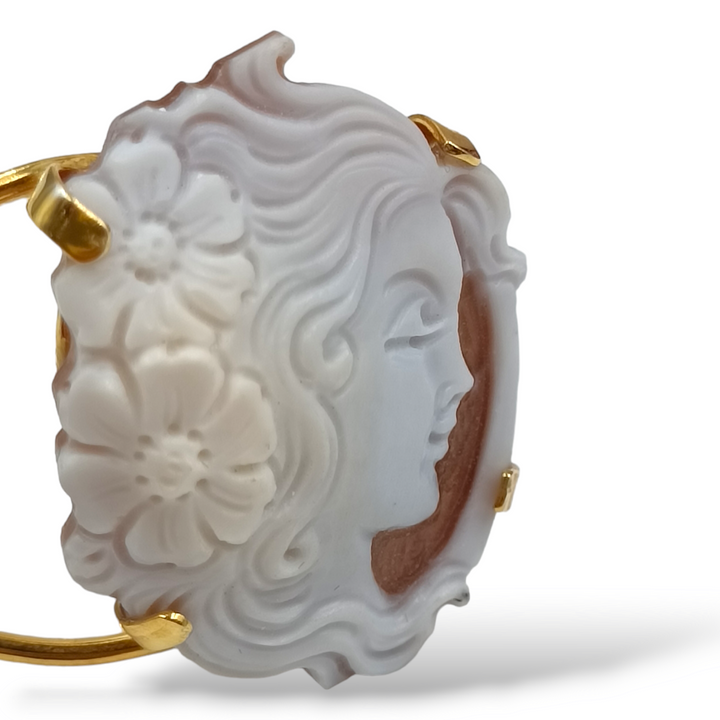 Goddess bracelet in cameo and pearl mounted on silver