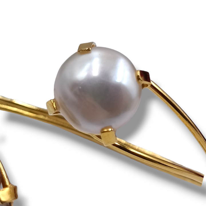 Goddess bracelet in cameo and pearl mounted on silver