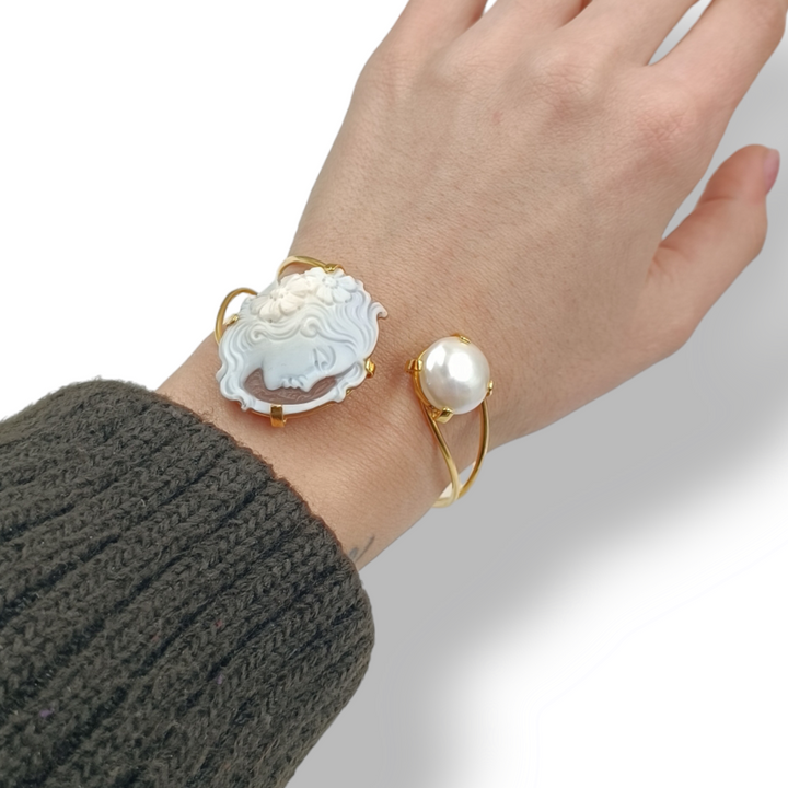 Goddess bracelet in cameo and pearl mounted on silver