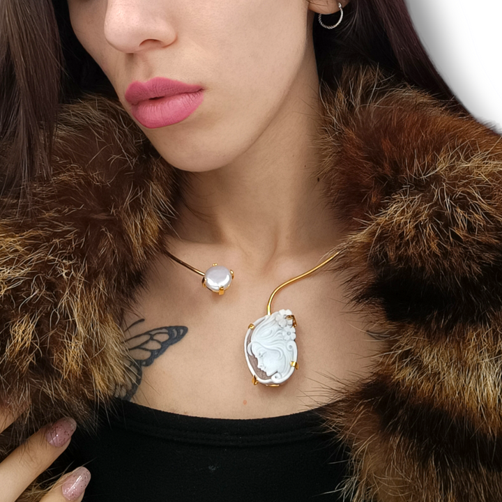 Collana su cammeo e perla