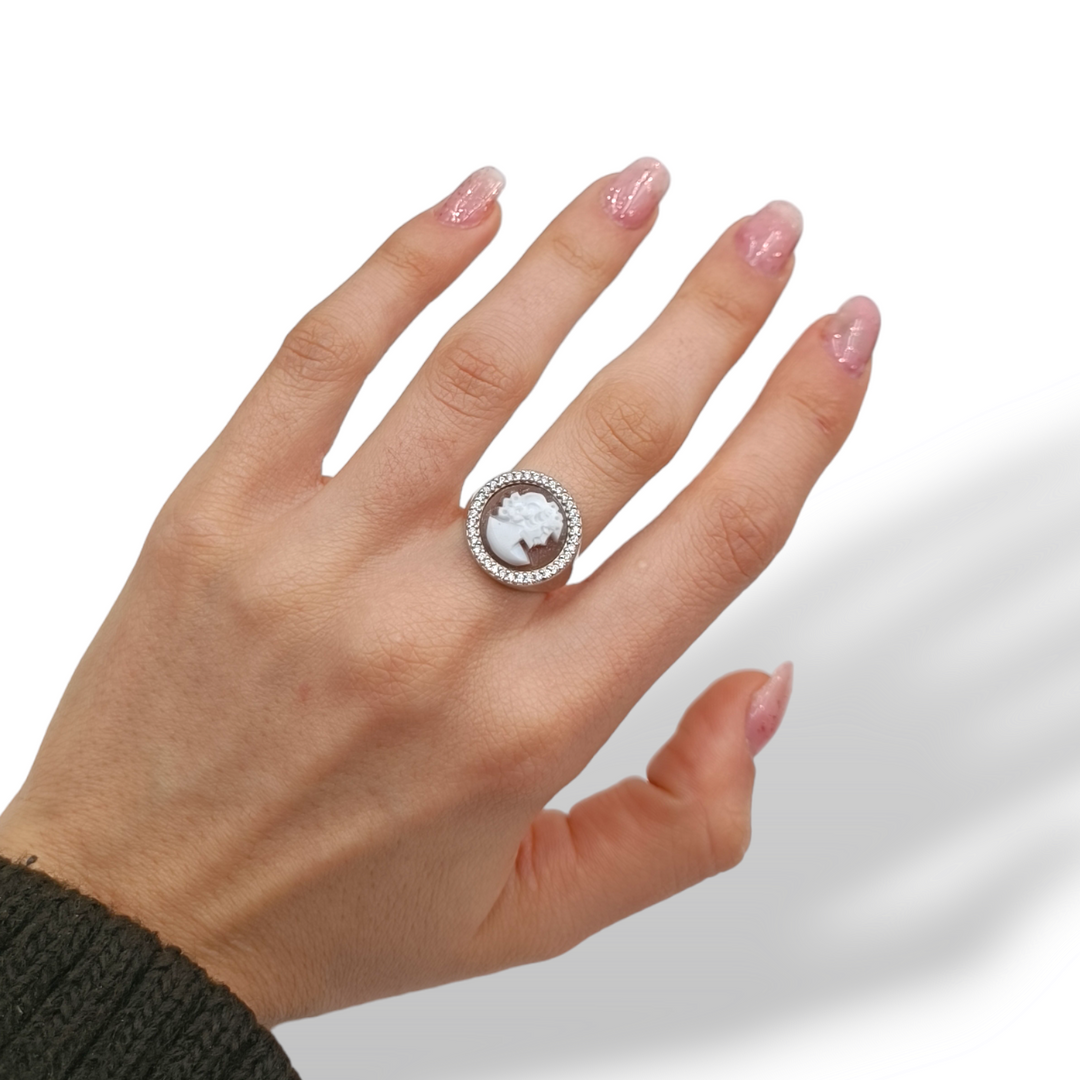 Goddess ring in cameo and mounted on silver