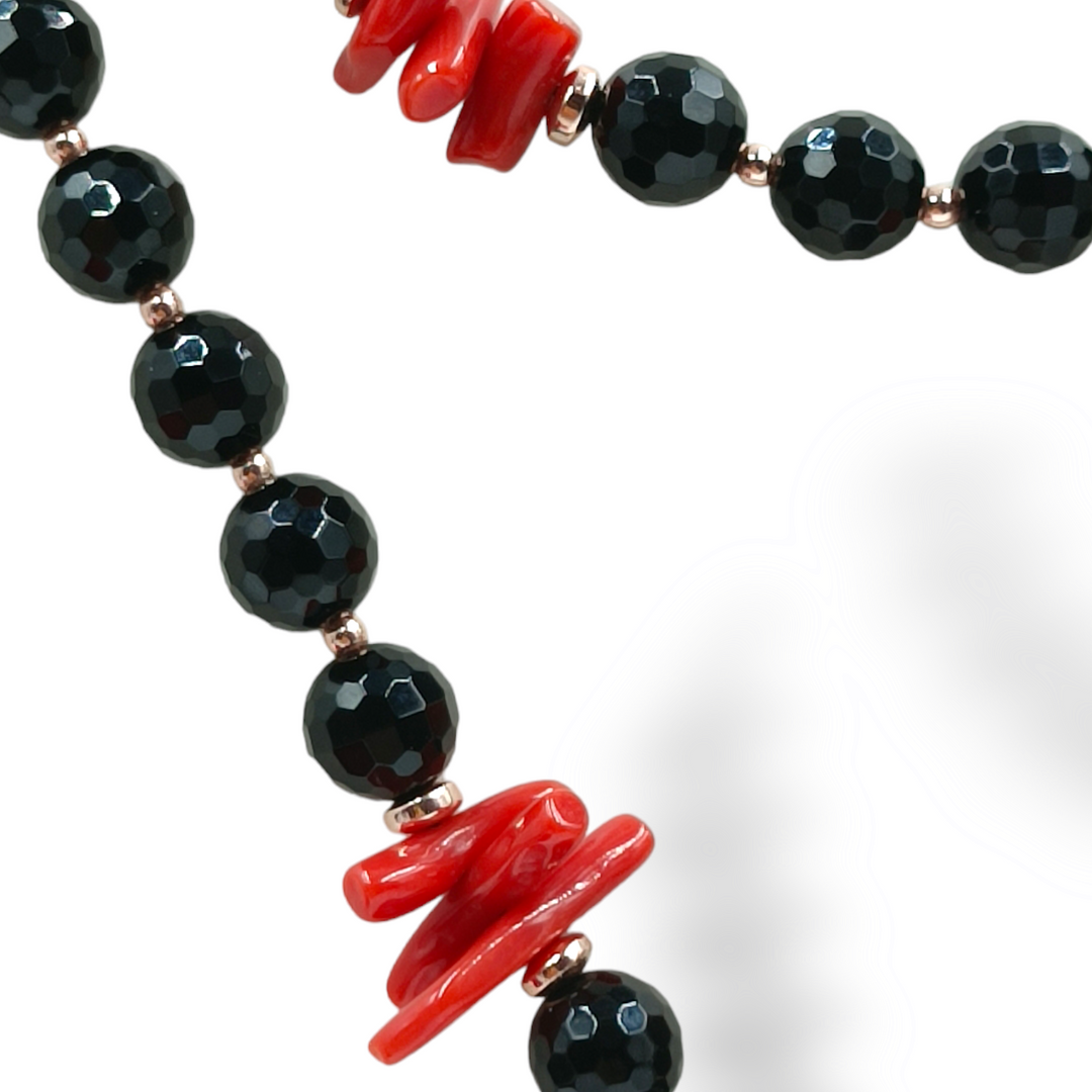 Collana cuore in agata nera e cupolini di corallo montato su argento