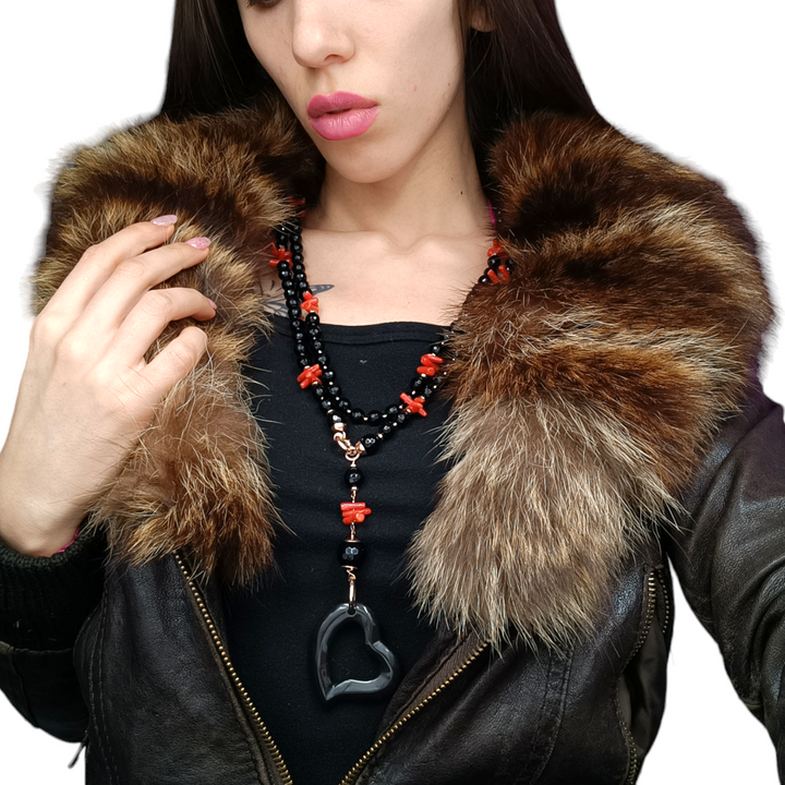 Collana cuore in agata nera e cupolini di corallo montato su argento